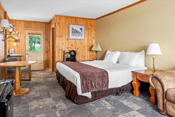 Early Blue Motel image 13