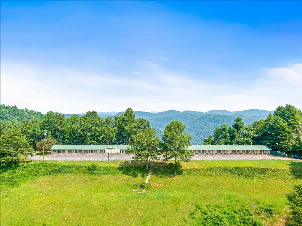 Early Blue Motel image 6