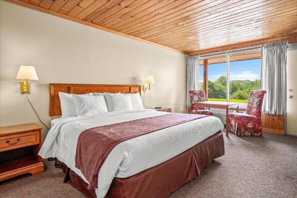 Early Blue Motel image 8